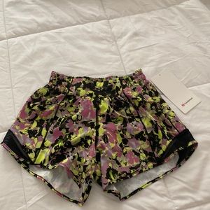 New lululemon Hotty hot LR Short 4” *Lined size 2